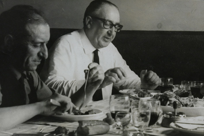 Álvaro Cunqueiro, durante una comida