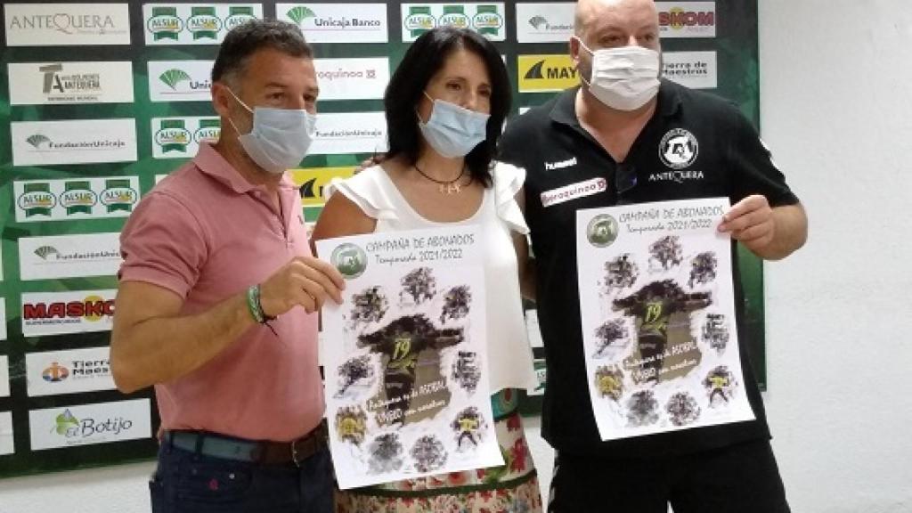 El teniente de alcalde Juan Rosas, la presidenta Lourdes Melero y el entrenador Lorenzo Ruiz.