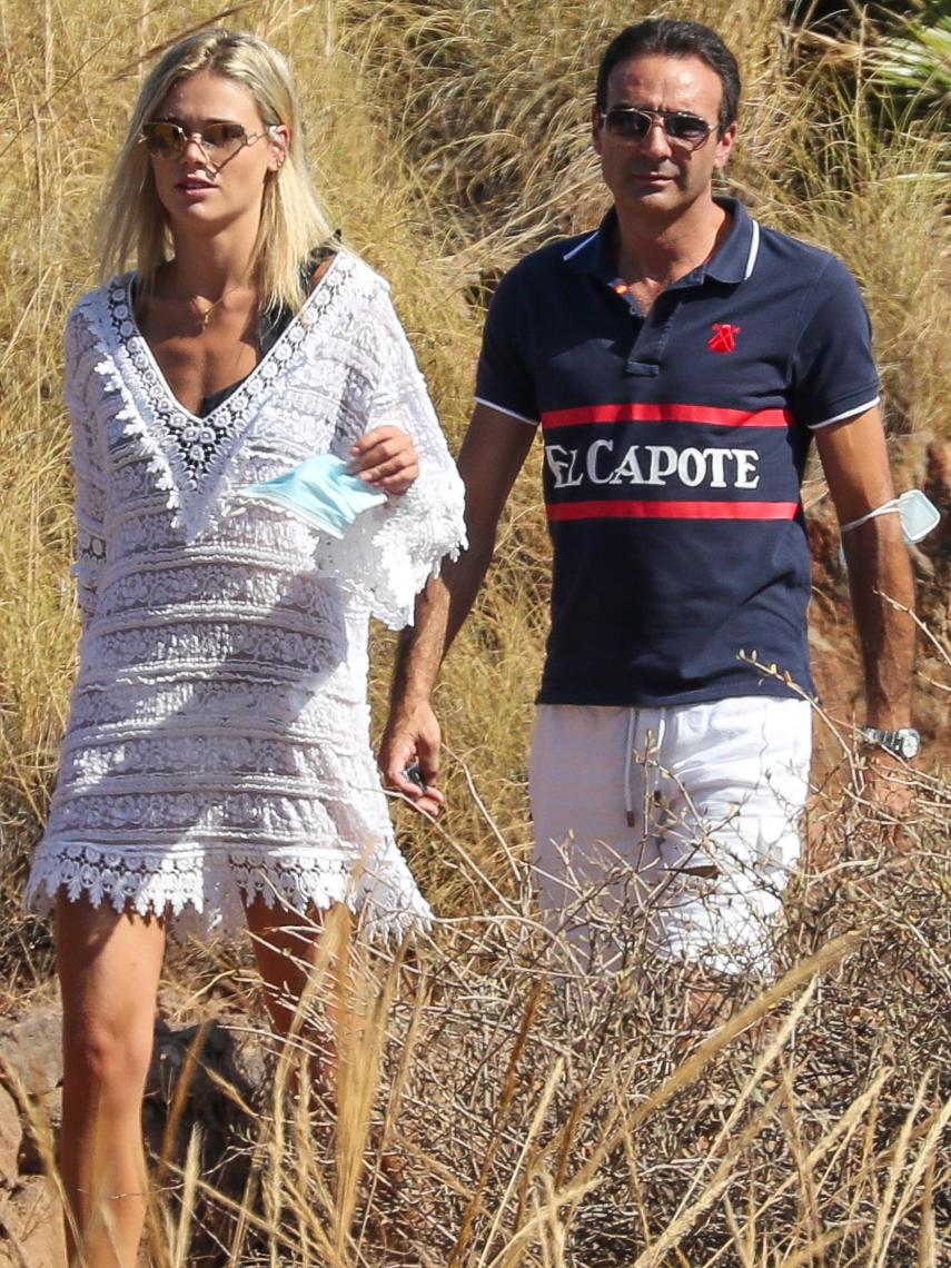 Ana Soria y Enrique Ponce fueron captados discutiendo mientras paseaban por el campo.