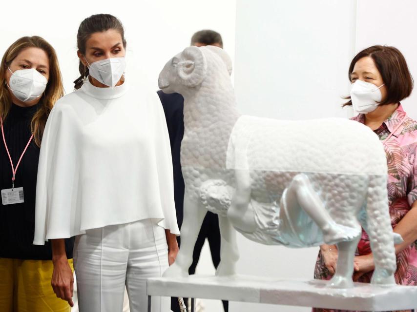 La reina Letizia con blusa de On Atlas en ARCOMadrid este pasado jueves.