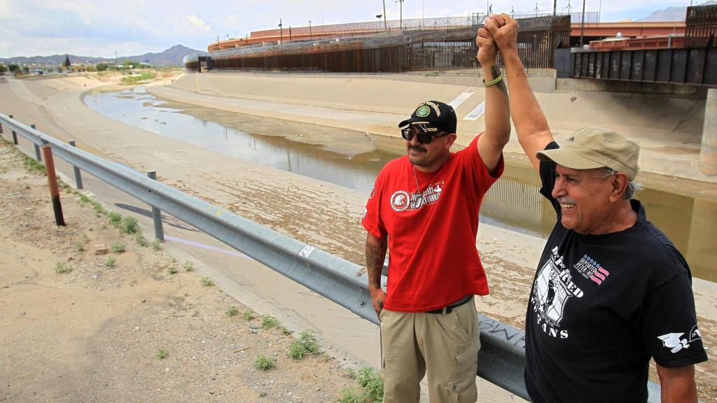 El director de la Casa de Apoyo a Veteranos Deportados, José Francisco López, acompañado de Iván Ocón