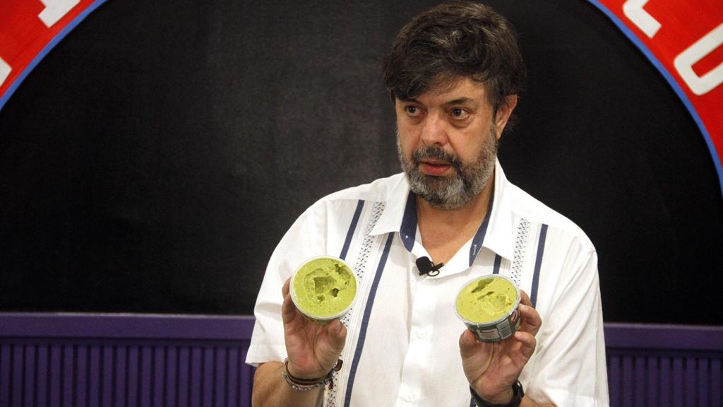 Ernesto compara el color de los guacamoles testados durante la cata.