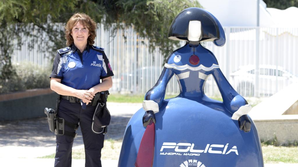 Isabel Peña junto a una Menina por el 50 aniversario de la entrada de mujeres en la Policía Municipal.