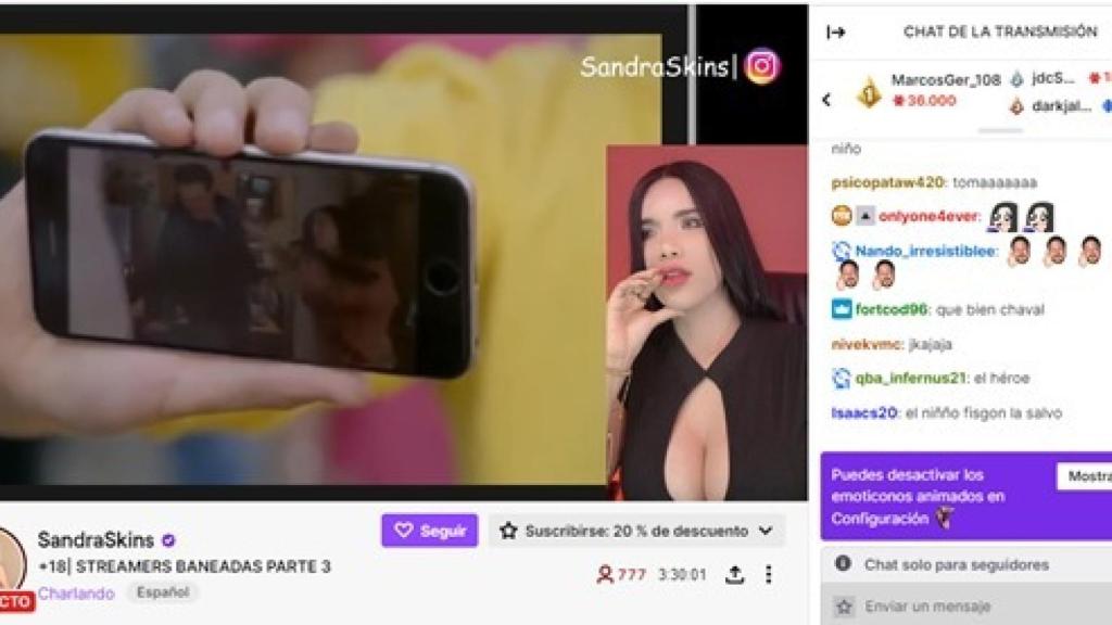 Sandra muestra una pantalla de móvil durante su retransmisión.