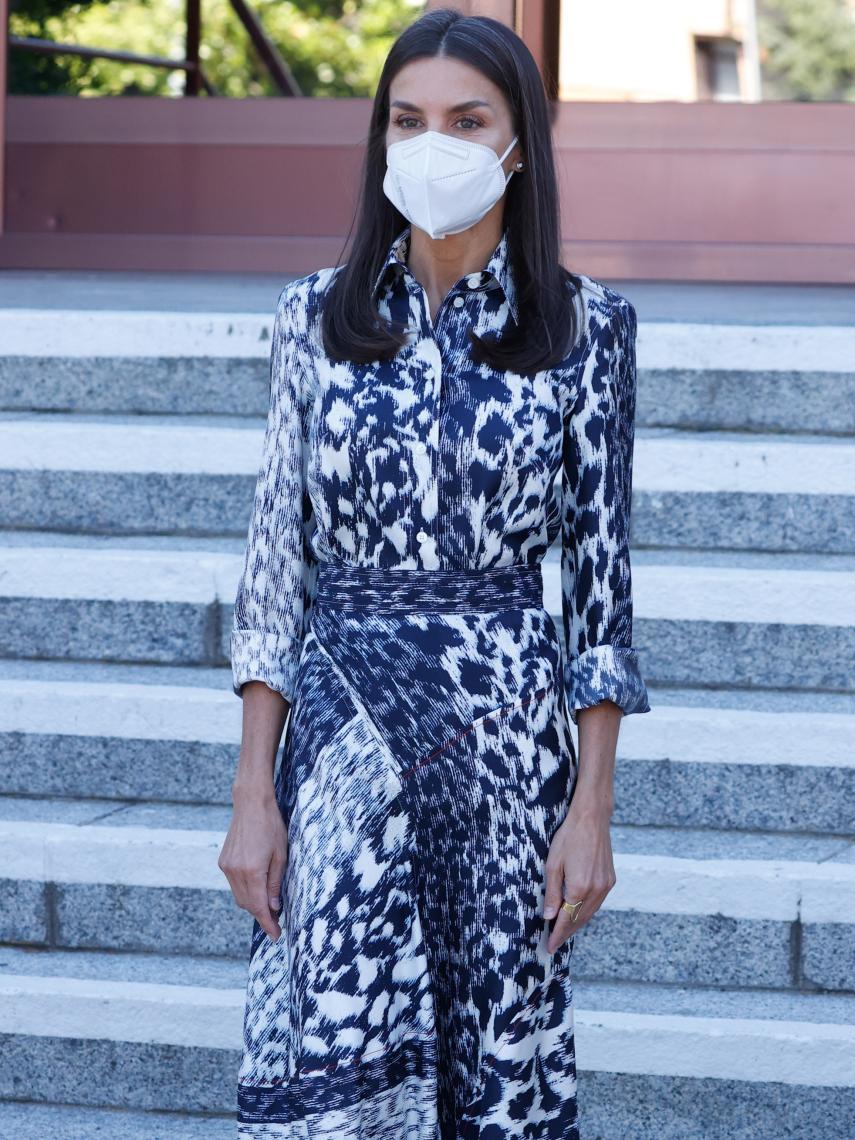Letizia con un vestido animal print diseñado por Victoria Beckham.