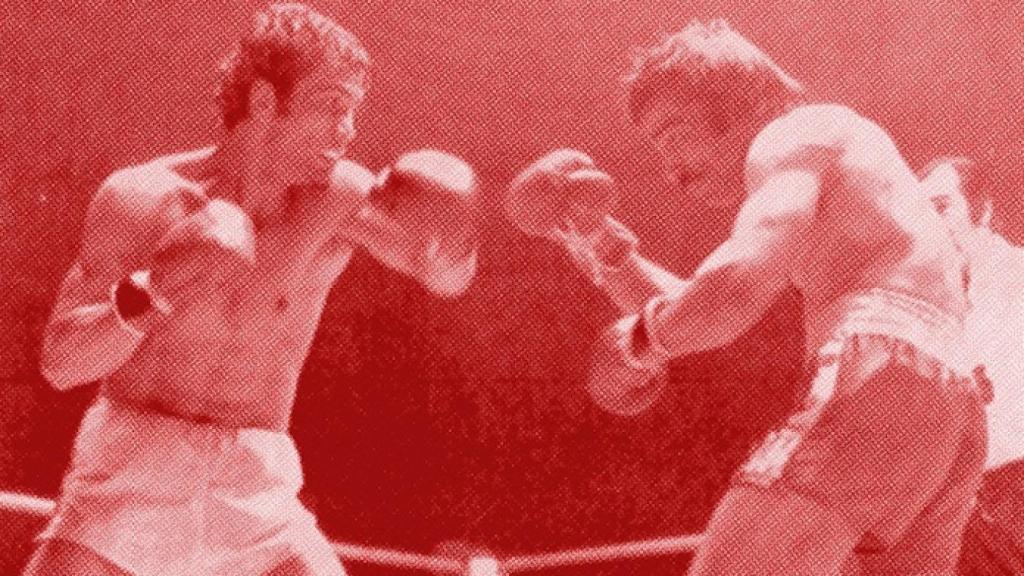 Imagen del famoso combate entre Perico Fernández y Dum Dum Pacheco, en el que la falta de combatividad de ambos hizo que la bolsa de ambos púgiles fuese retenida por la organización. Foto: Cifra