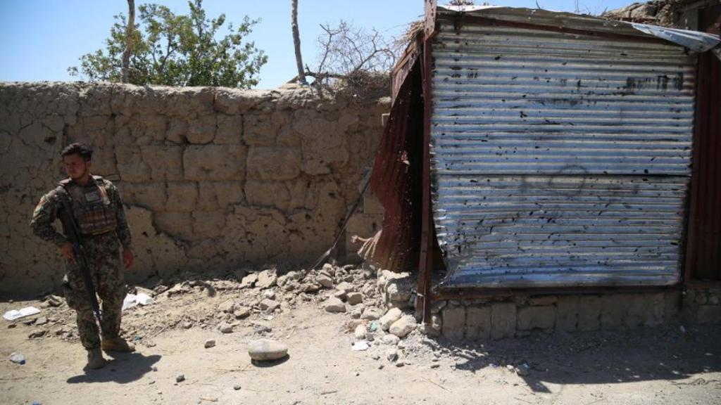 Un soldado afgano toma posiciones en el distrito de Alishang, en la provincia de Laghman.