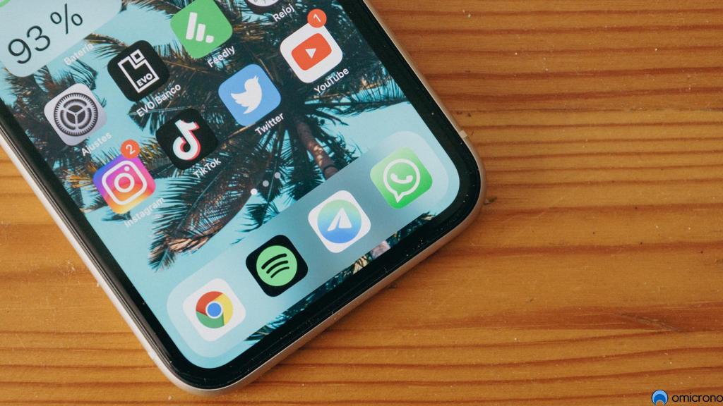 Aplicaciones de Telegram y WhatsApp en un iPhone.