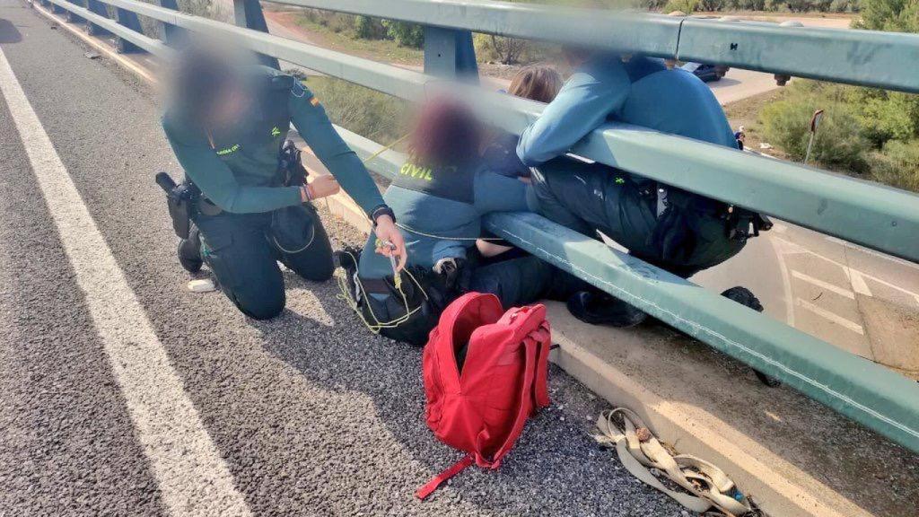 La Guardia Civil evitando un suicidio entre Linares y La Carolina