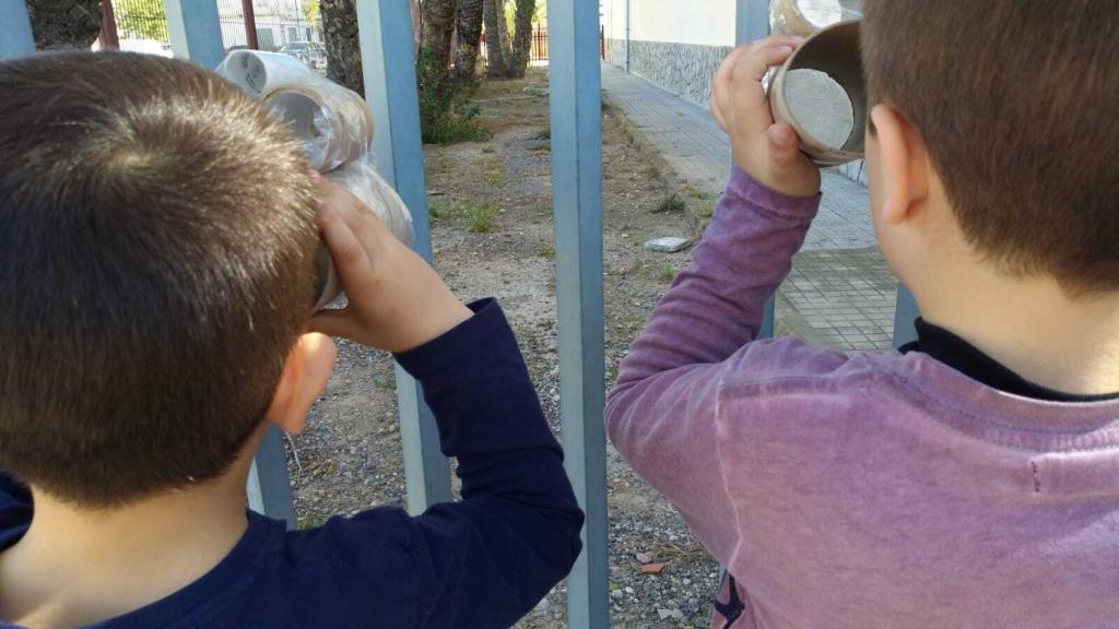 Dos niños experimentan en este centro.