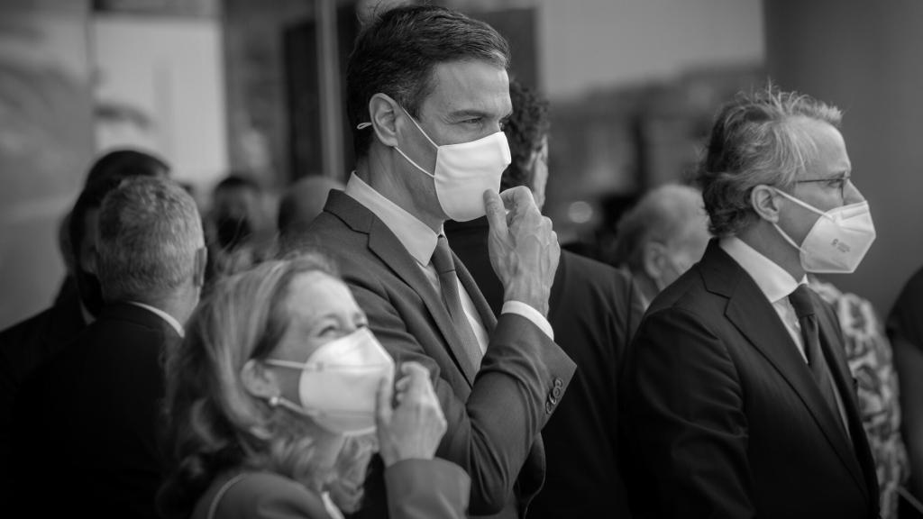 El presidente del Gobierno, Pedro Sánchez, y la vicepresidenta primera, Nadia Calviño.