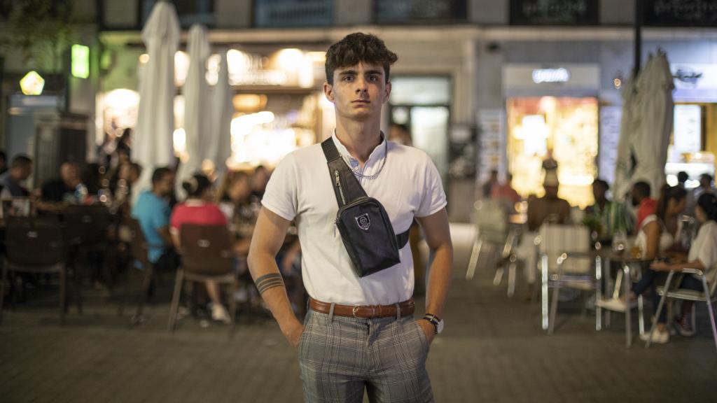 Diego, el único mayor de edad de su grupo de amigos.