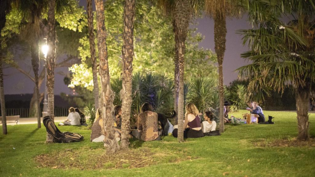Un grupo de jóvenes en el Templo de Debod de Madrid.