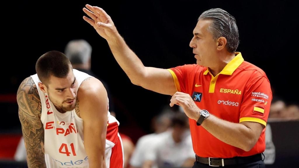 Juancho Hernangómez escuchando las indicaciones de Scariolo