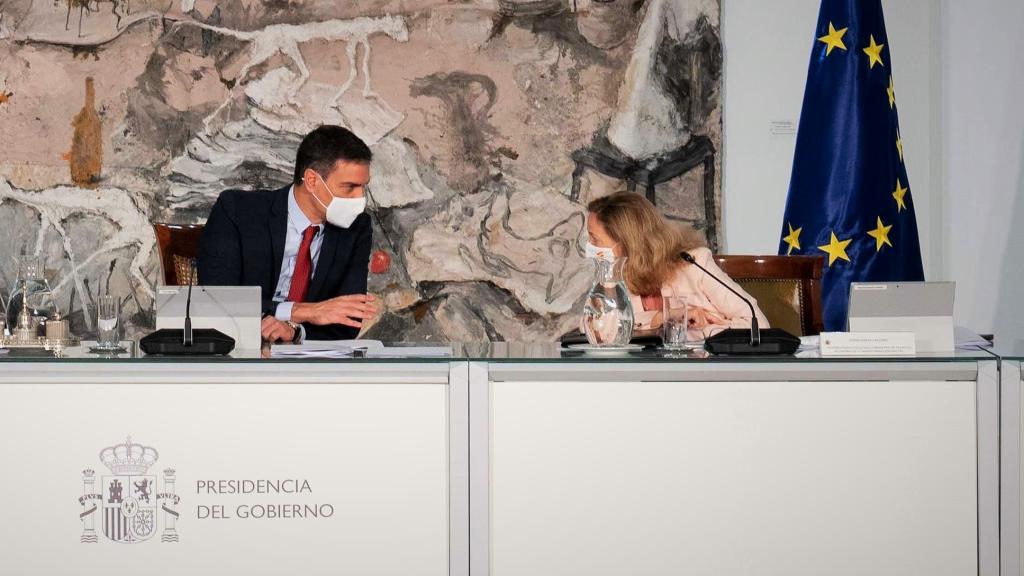 Pedro Sánchez, rodeado de sus cuatro vicepresidentas en su último Consejo de Ministros.