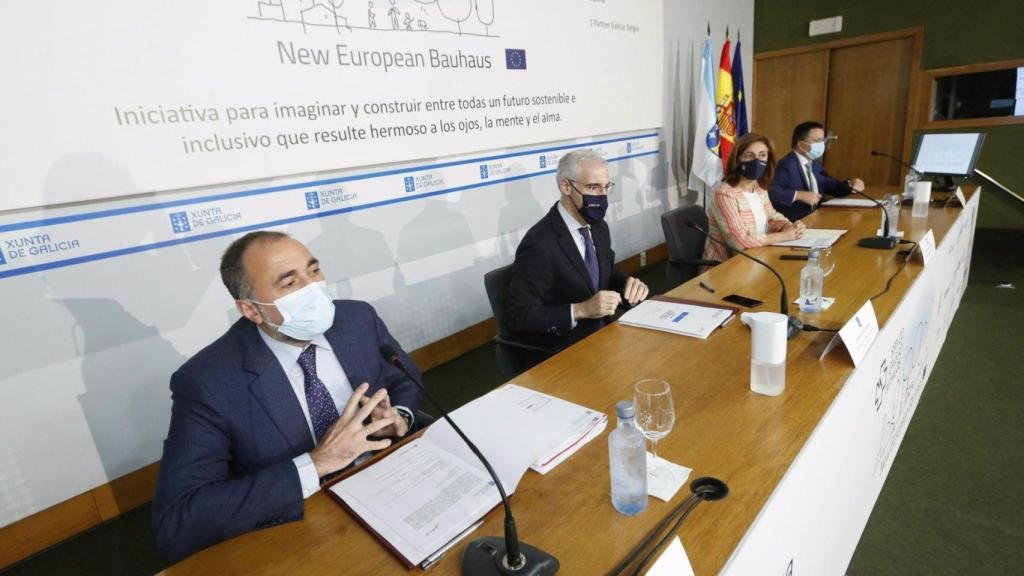 Los conselleiros de Sanidade, Economía y Vivienda firman el convenio.