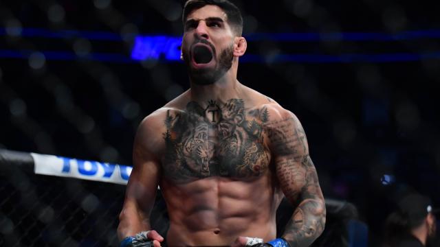 Ilia Topuria celebra su victoria en un combate