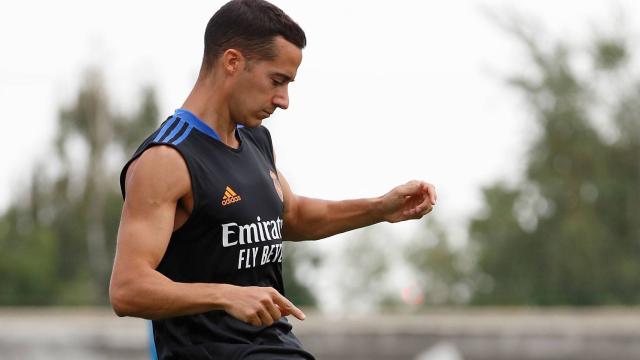 Lucas Vázquez realizando un pase