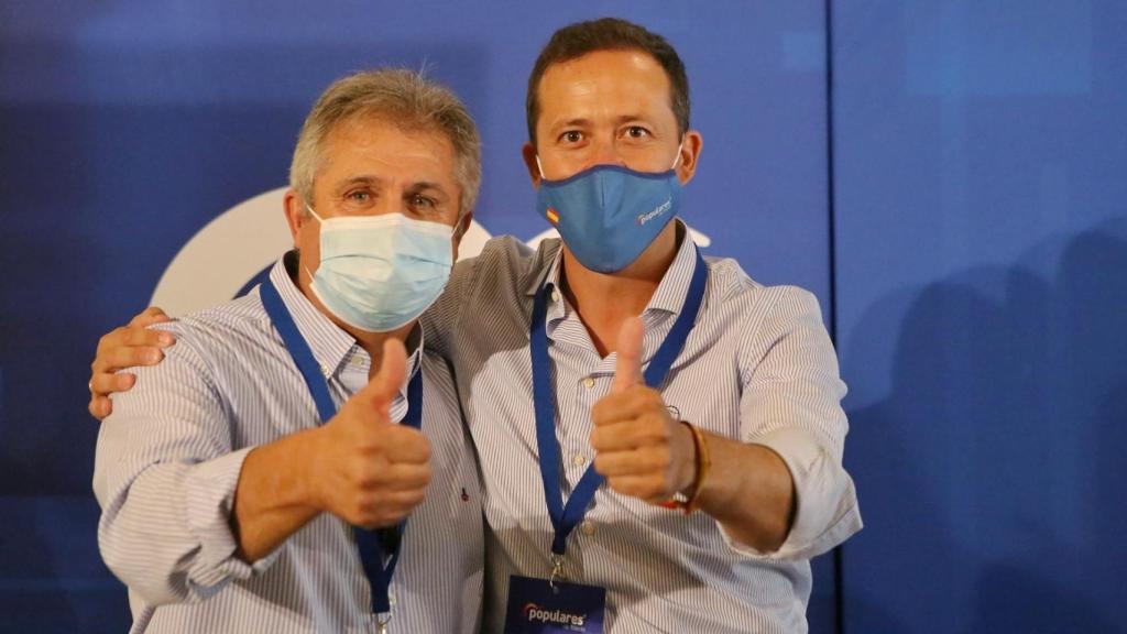El nuevo secretario general del PP de Toledo, Pedro Casas, junto a Carlos Velázquez
