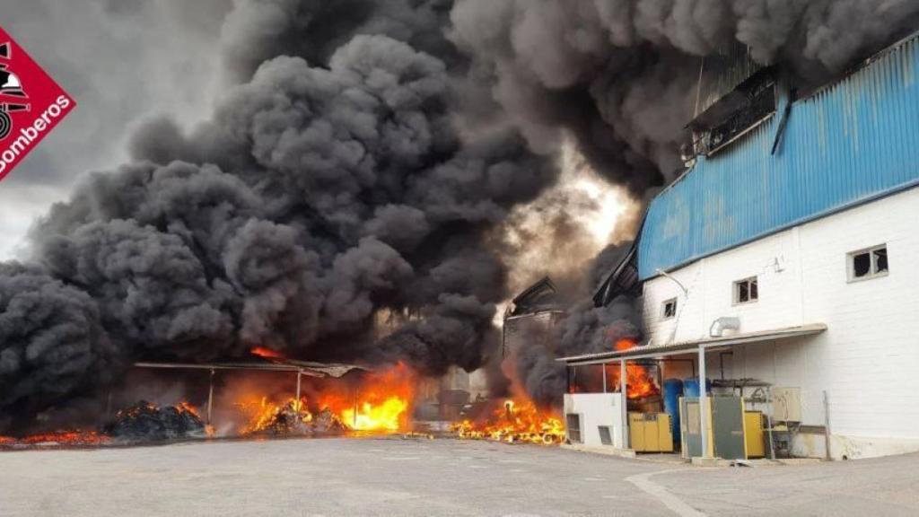 Al ser una fábrica de caucho, los equipos de bomberos anticipan un trabajo largo y complicado.