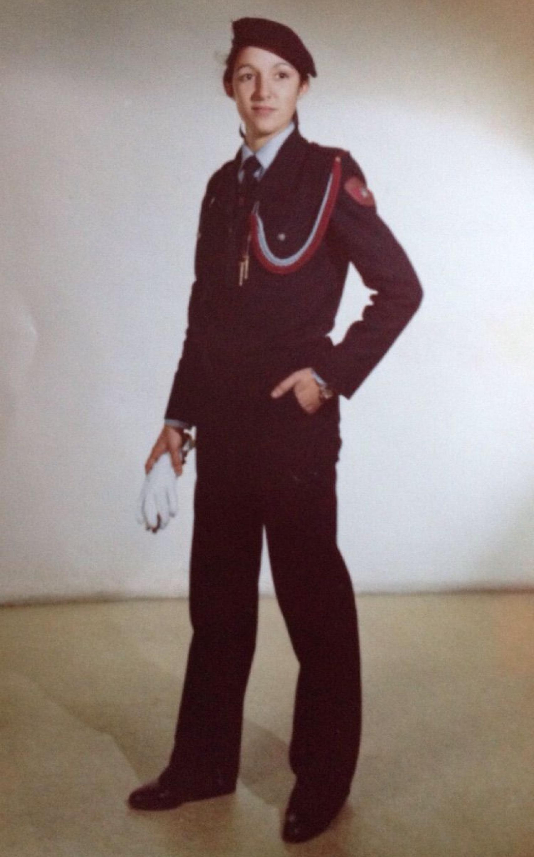 Isabel de joven con su uniforme.
