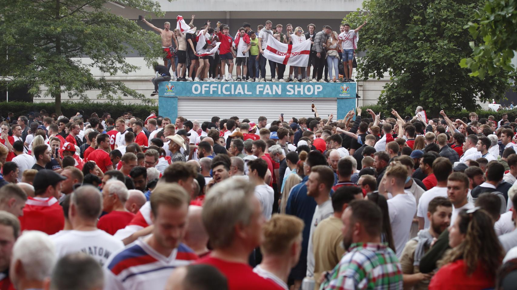 Las aglomeraciones y los altercados entre aficionados británicos antes de la final de la Eurocopa entre Italia e Inglaterra