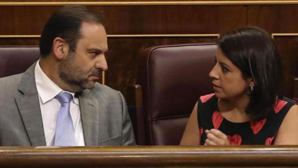 José Luis Ábalos, ex secretario de Organización del PSOE, y Adriana Lastra, vicesecretaria general, en el Congreso.