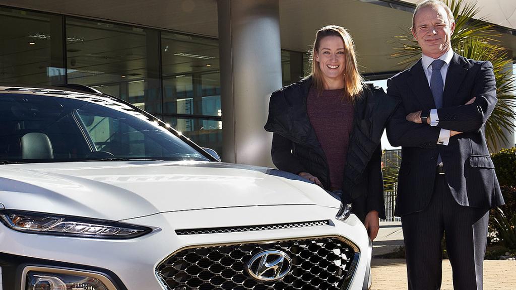 Leopoldo Satrústegui junto con la deportista Mireia Belmonte.