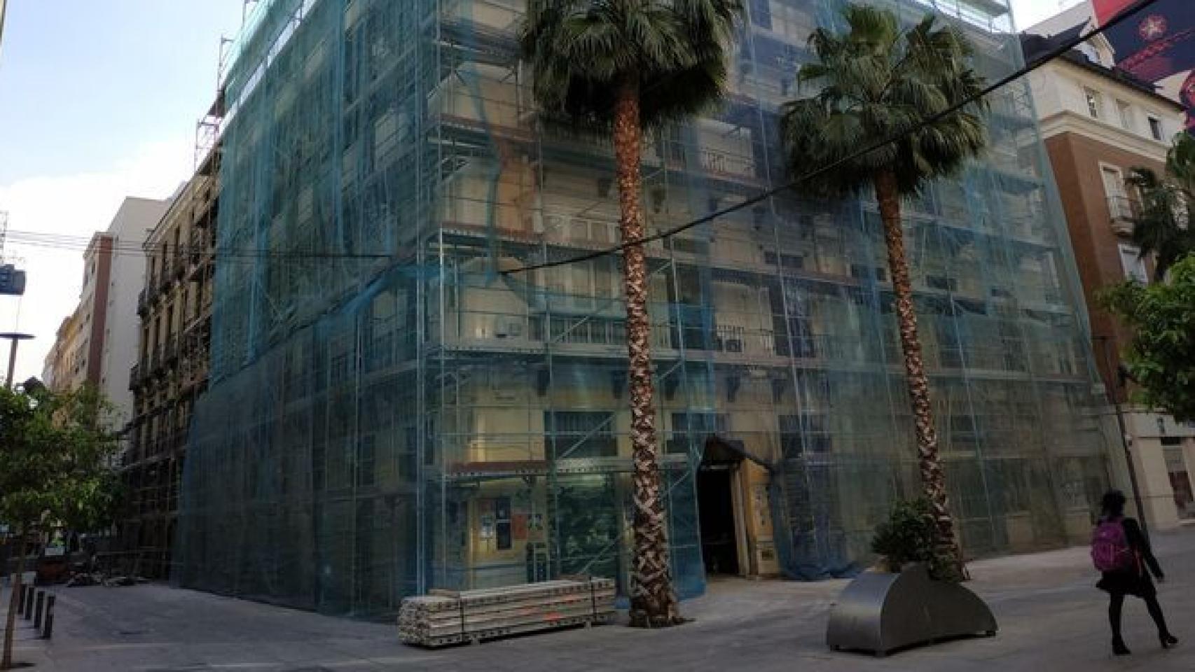 Instalación del andamiaje en un edificio.