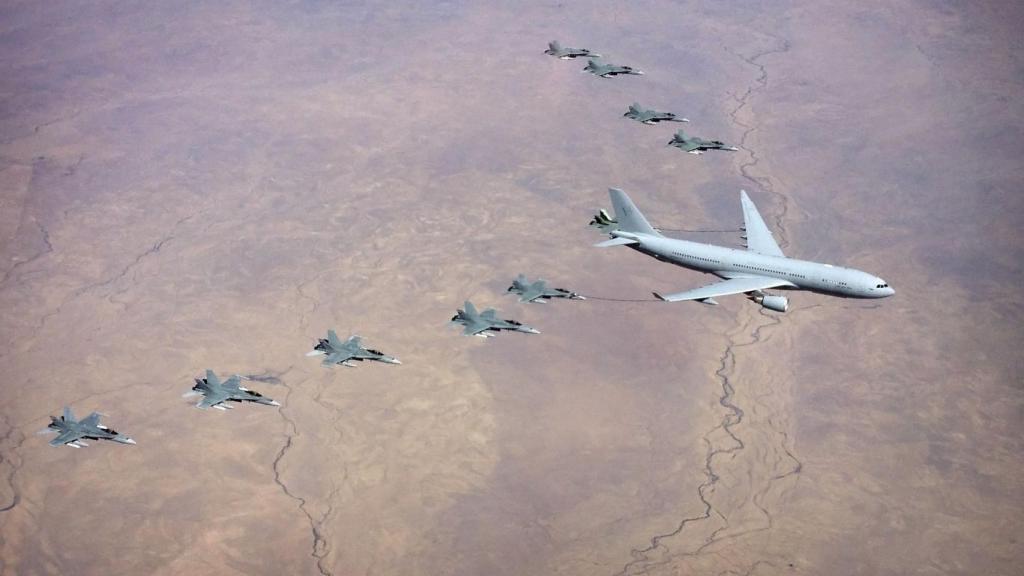 Airbus A330 MRTT acompañado por cazas F-18