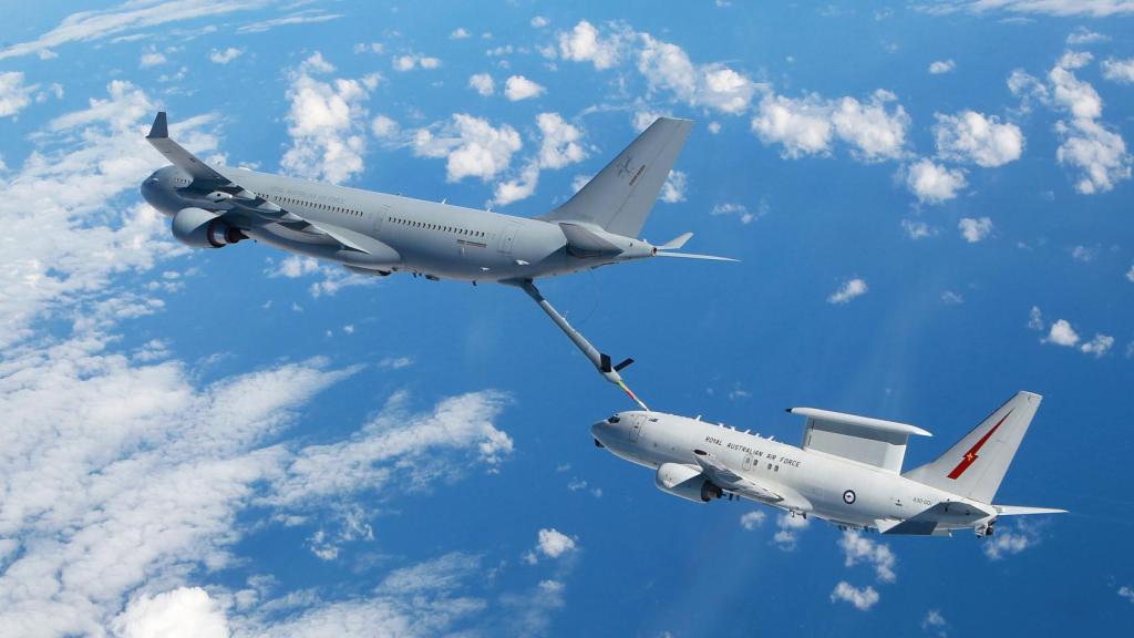 MRTT abasteciendo a un E-7A