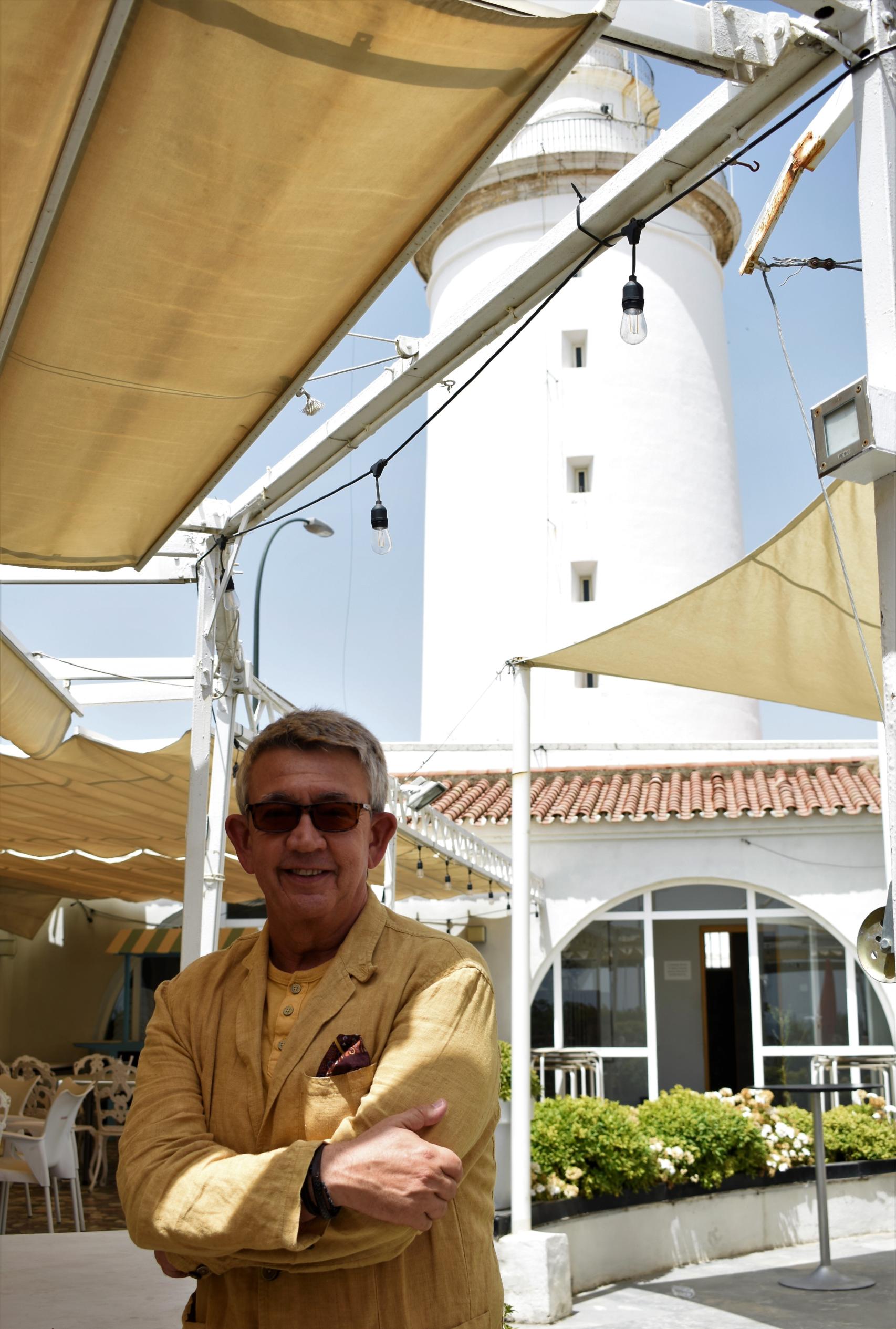 Busutil posa en el interior del Club Mediterráneo con la Farola de fondo