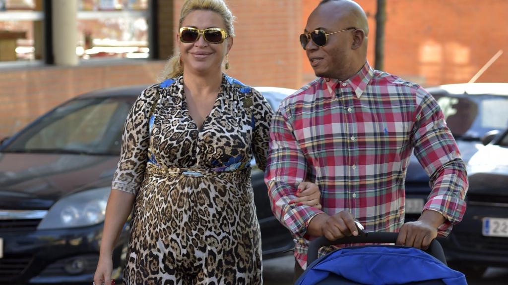 Raquel Mosquera, con su marido, Isi, y el hijo de ambos, Romeo.