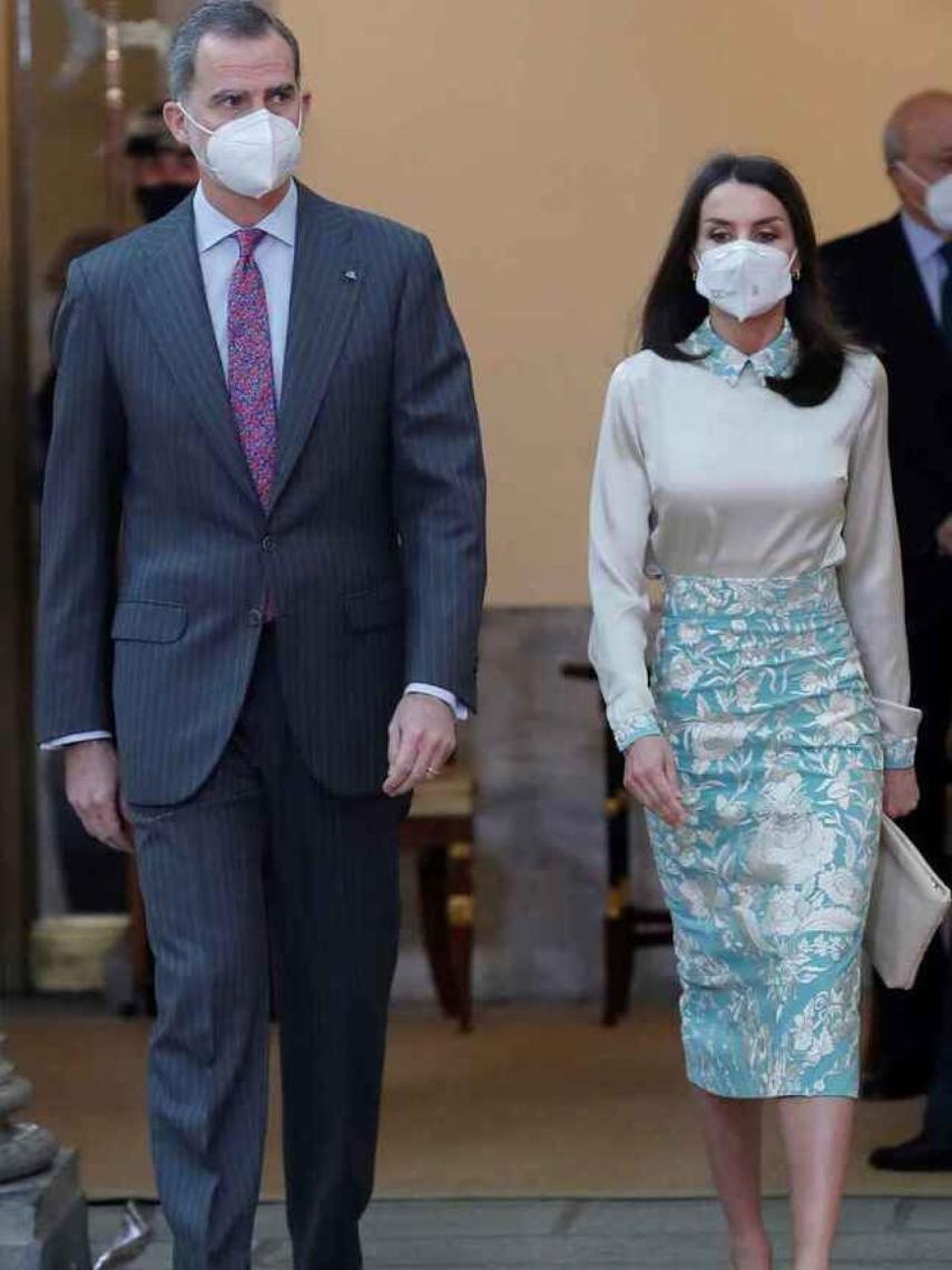 La reina Letizia con una falda de Duyos confeccionada a partir de un mantón de Manila.