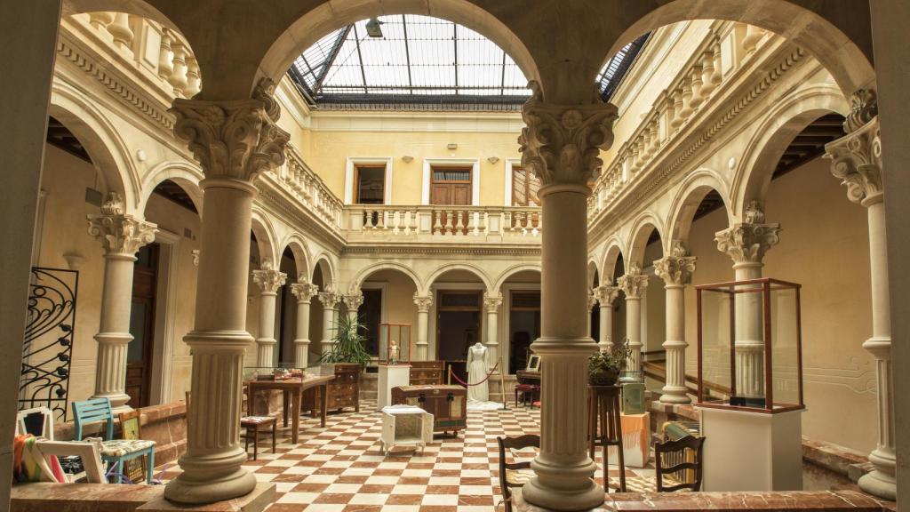 Del Gómez-Tortosa destaca su patio rodeado de columnas de piedra caliza.
