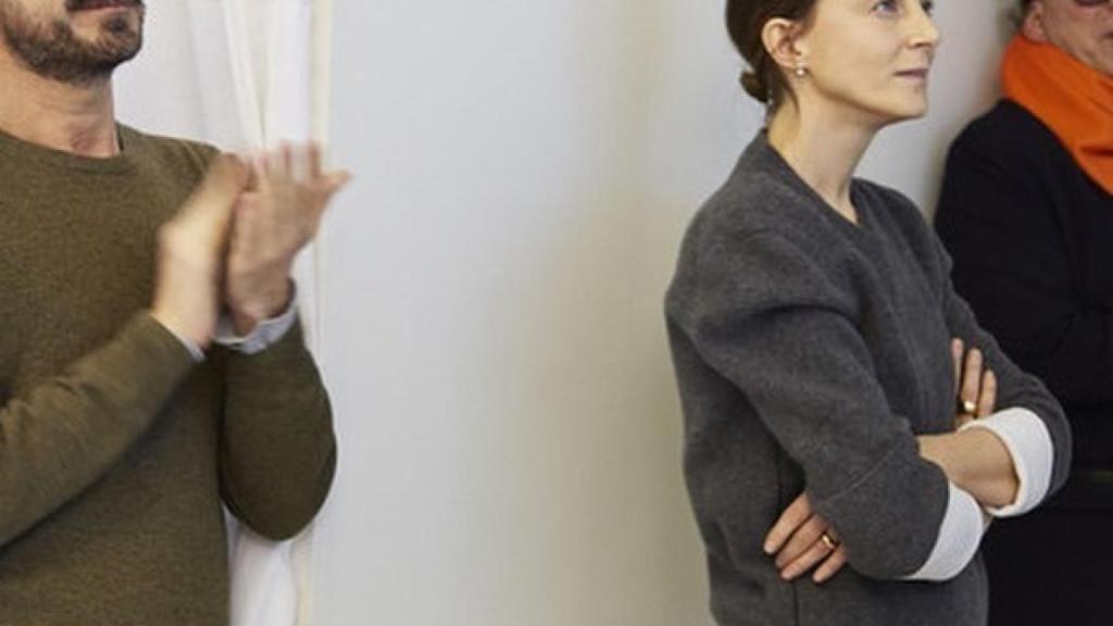 La creadora supervisando uno de sus desfiles para la firma Celine.