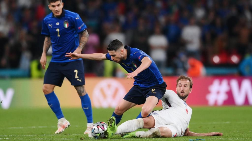 Harry Kane comete falta sobre Jorginho