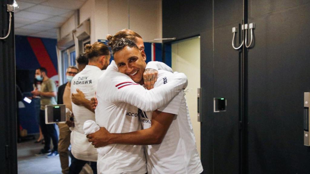Abrazo entre Sergio Ramos y Keylor Navas