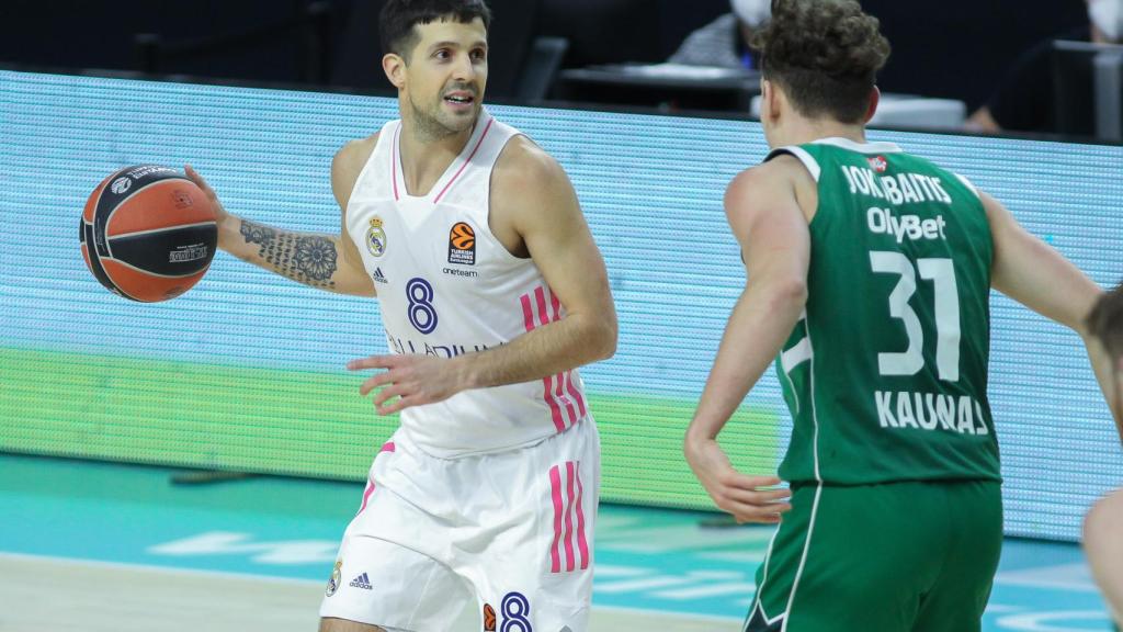 Nico Laprovittola sube un balón defendido por Jokubaitis