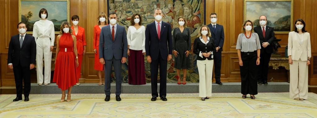 Los nuevos ministros tras prometer sus cargos.