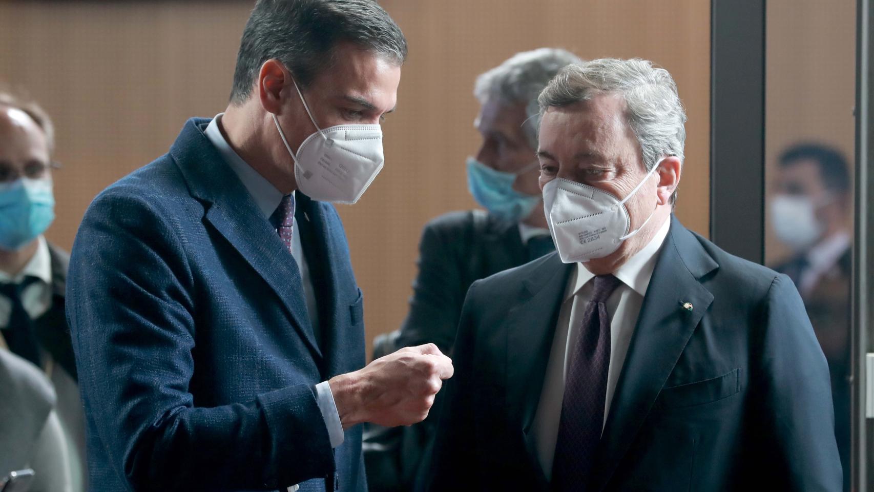 Pedro Sánchez conversa con Mario Draghi durante una cumbre de la UE