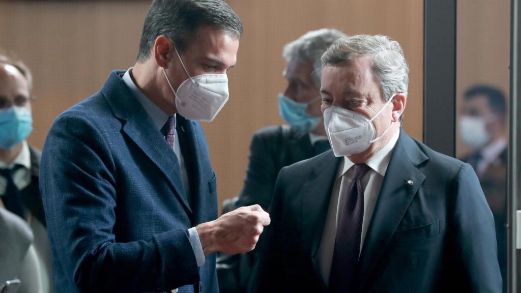 Pedro Sánchez conversa con Mario Draghi durante una cumbre de la UE