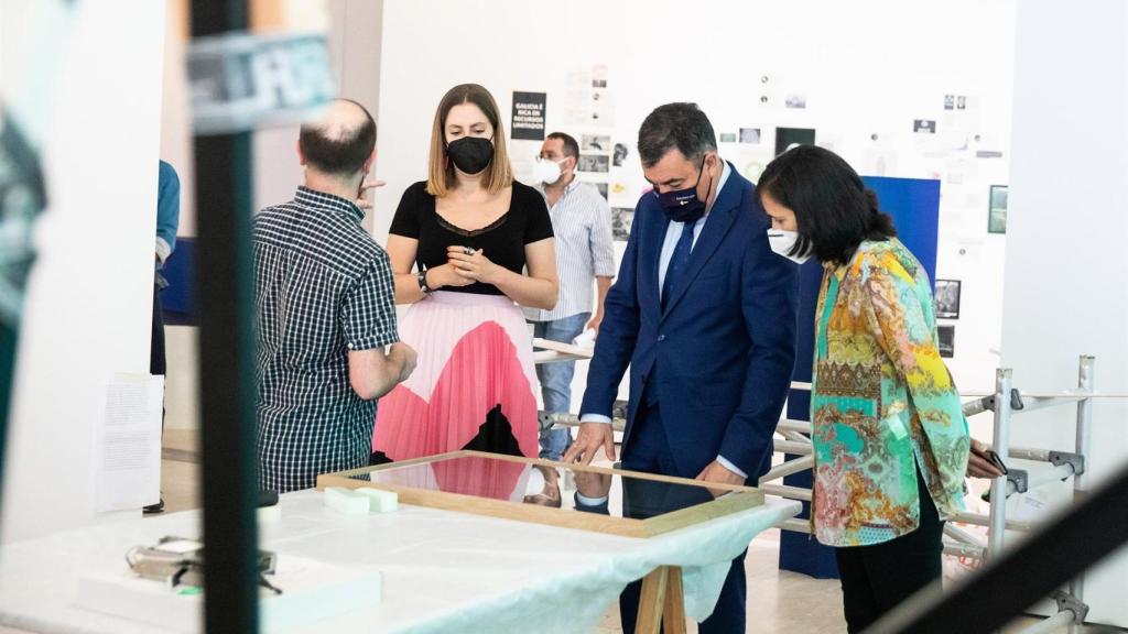 Vista del conselleiro de Cultura, Educación e Universidade, Román Rodriguez, al montaje de la exposición ‘Galicia futura’
