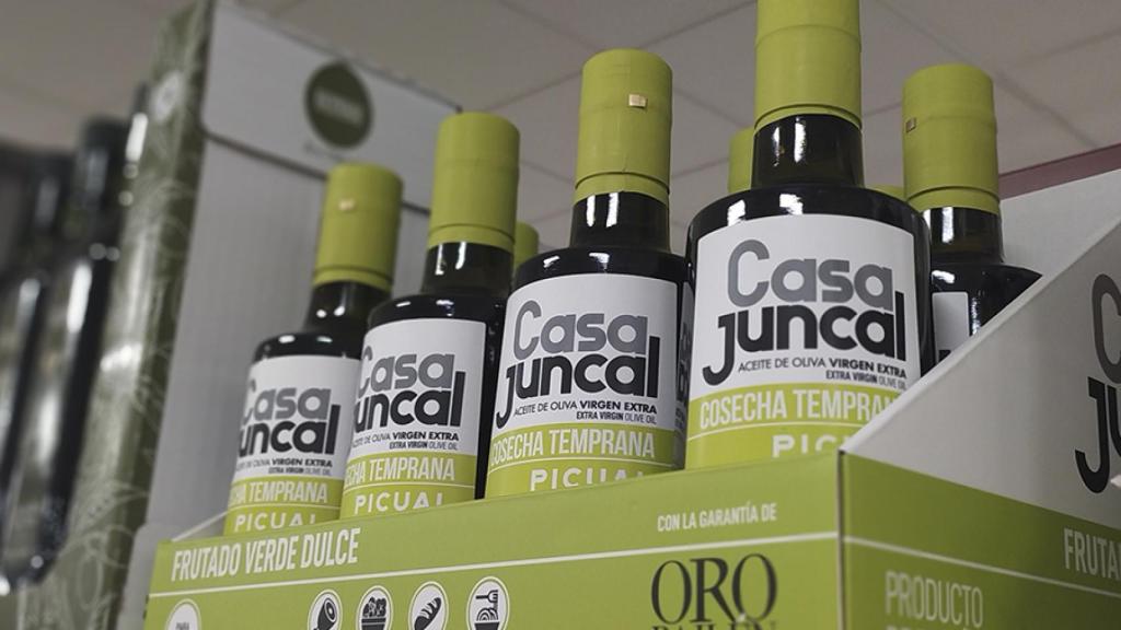 Una imagen del aceite de oliva virgen extra en los estantes de Mercadona.