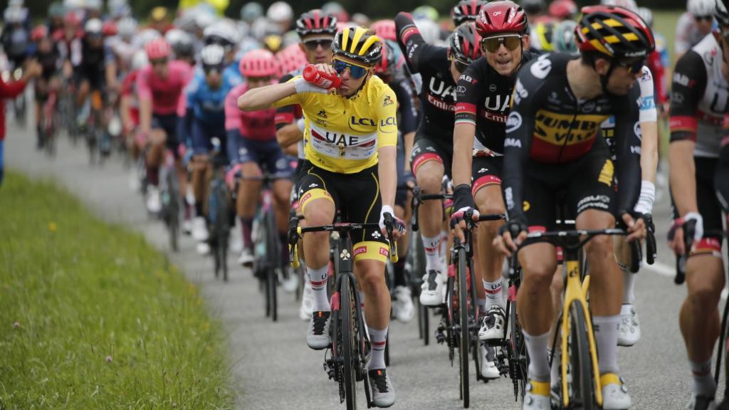 Tadej Pogacar bebe agua en el Tour de Francia 2021