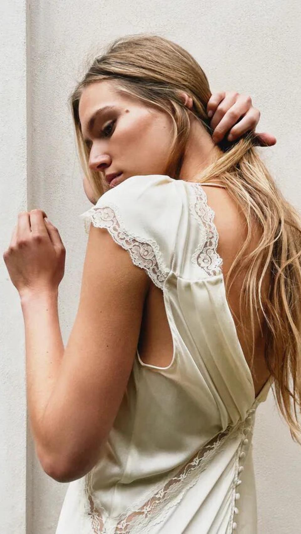 Detalle de uno de los vestidos de novia.