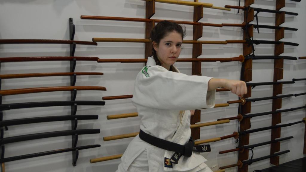 Sandra L. Romarís en su dojo, situado en la barriada El Torcal.