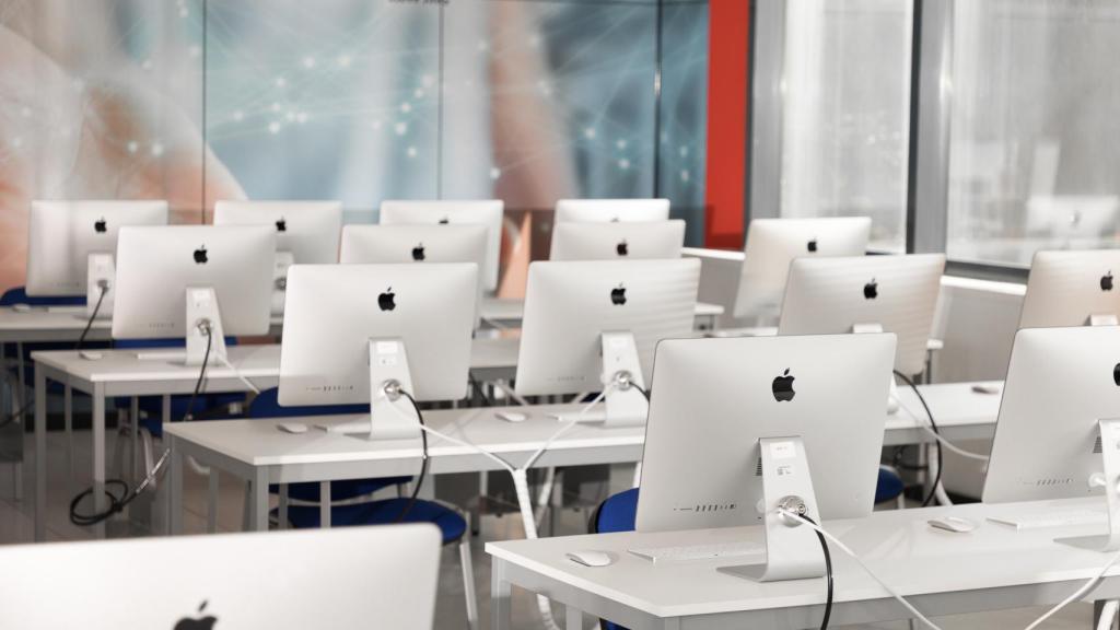 Un aula de informática en Cesur.