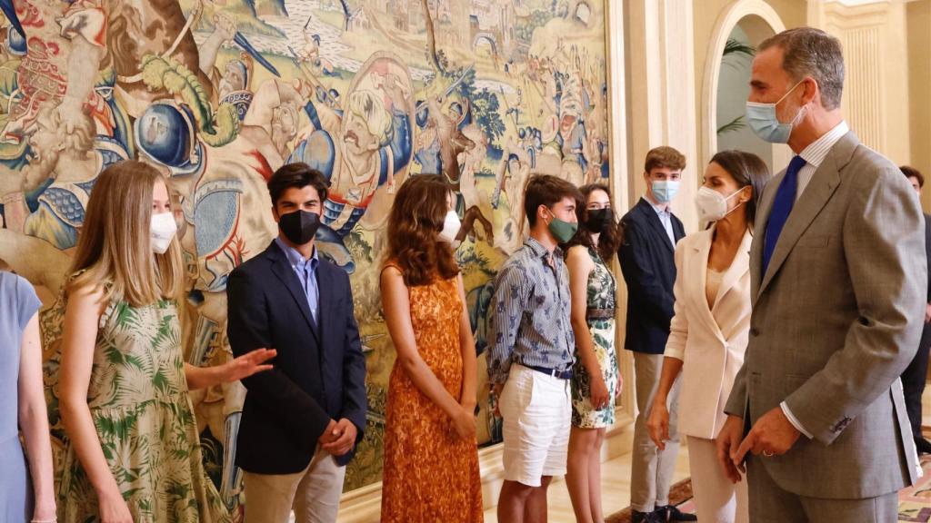 Los Reyes saludan a algunos de los futuros compañeros de clase de Leonor.
