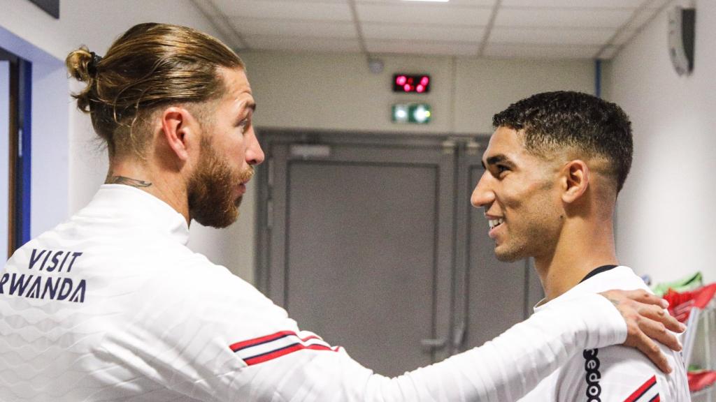 Sergio Ramos y Achraf se saludan en su primer día en el PSG